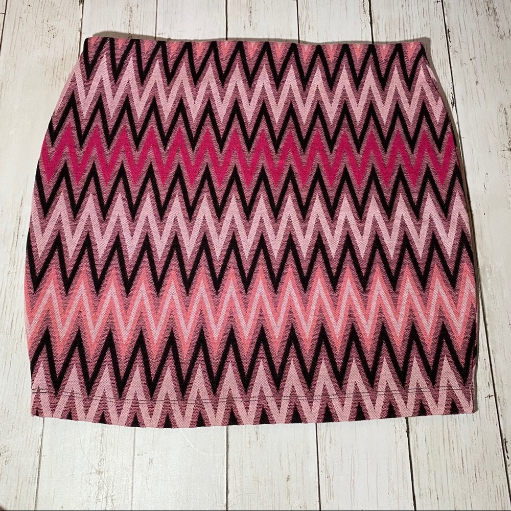 High Waisted Chevron Knit Mini Skirt - Express - Picture 4 of 4
